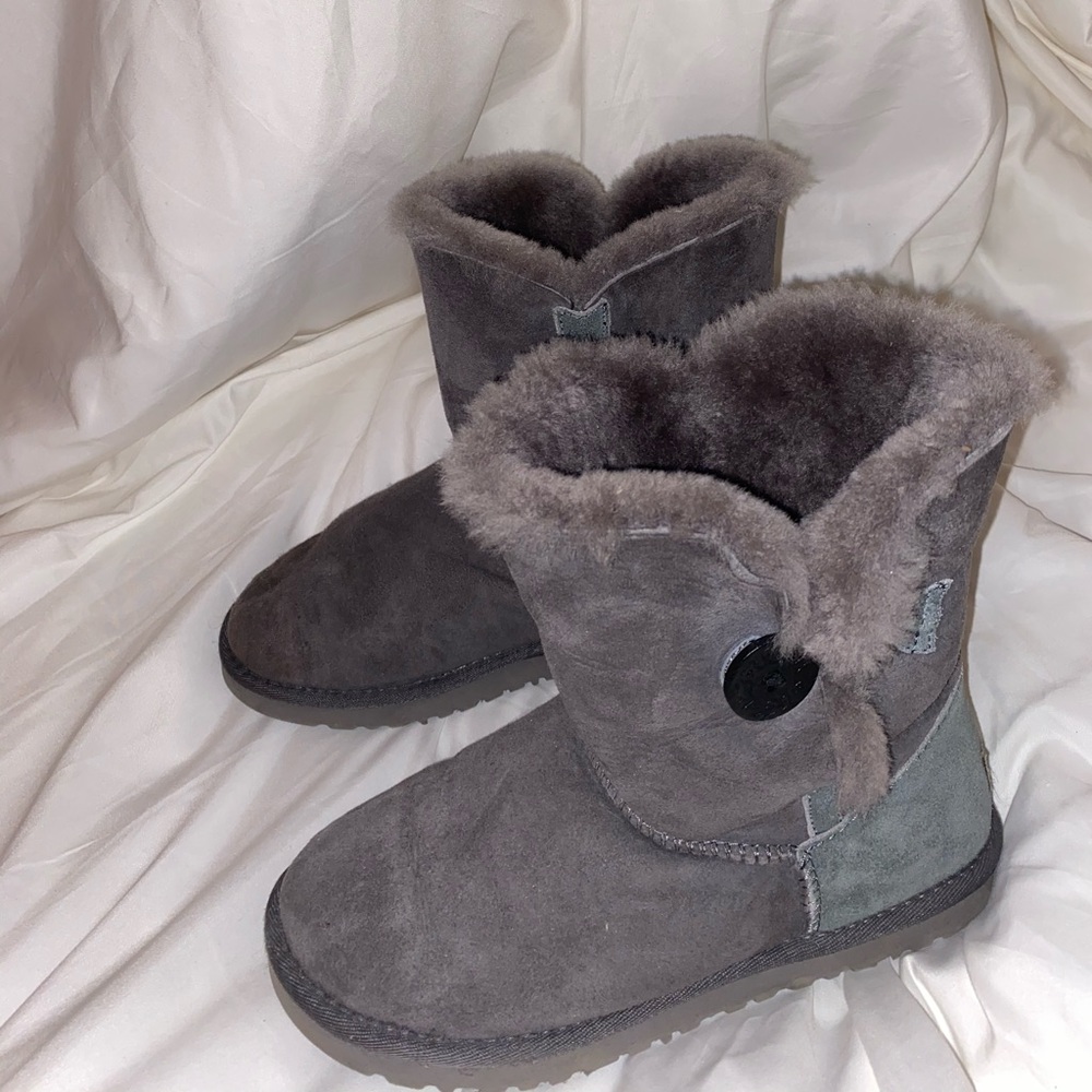 gray short uggs
